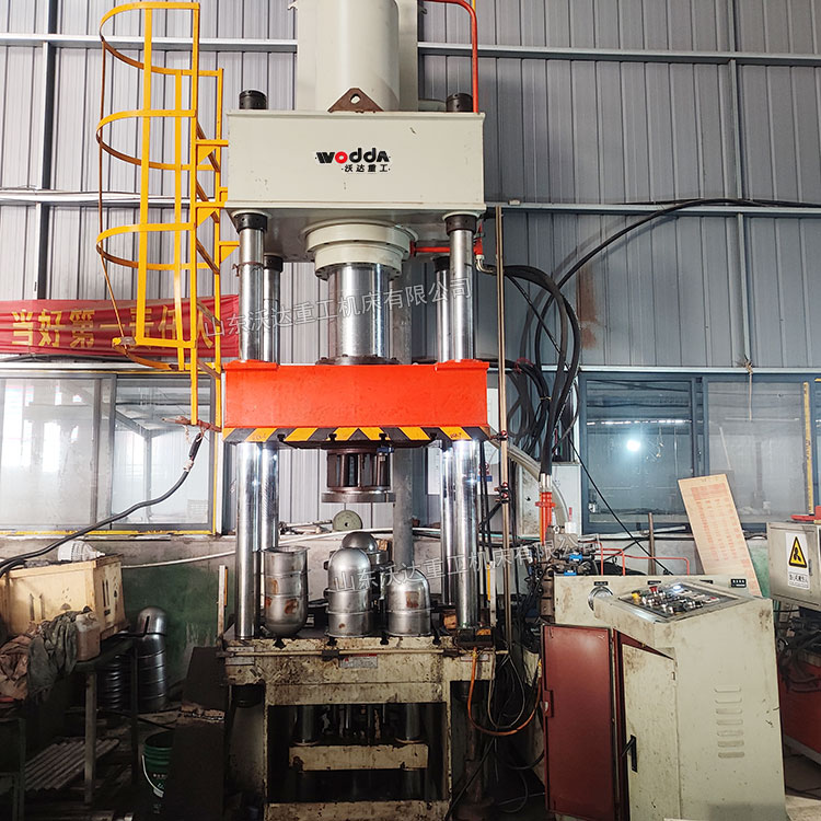 315噸不銹鋼內(nèi)膽拉伸機(jī)現(xiàn)場(chǎng)