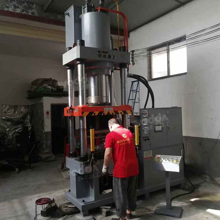 315噸冷擠壓成型液壓機客戶現場