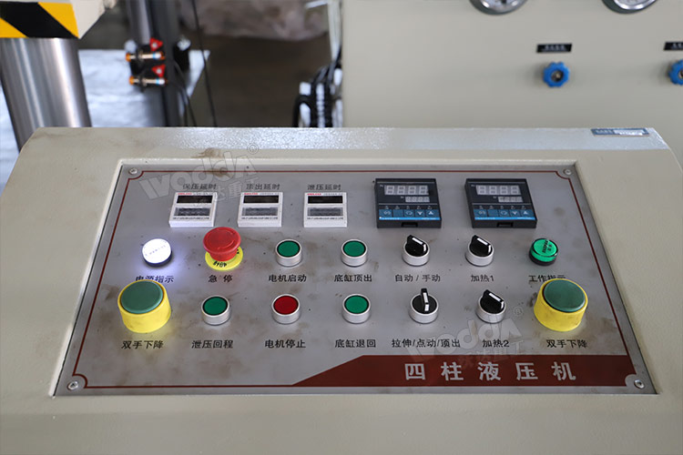 315噸三梁四柱液壓機細節(jié)(1) 315噸三梁四柱液壓機細節(jié)(1)